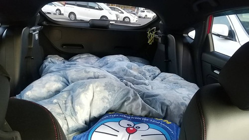 シビックで車中泊、移動可能な快適ベッド空間